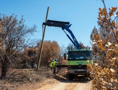 Μεγάλες καταστροφές στις υποδομές του ΟΤΕ από τις φονικές πυρκαγιές στην Αττική - Πάνω από 1.700 κολώνες καταστράφηκαν